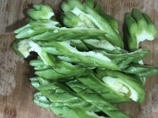 7、蒜蓉排骨蒸苦瓜,切成大块