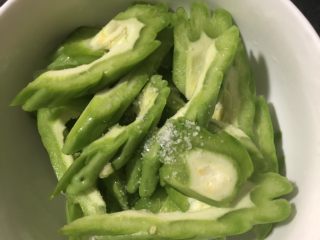 8、蒜蓉排骨蒸苦瓜,装在碗里放入盐