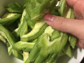 9、蒜蓉排骨蒸苦瓜,轻轻抓匀，静置十分钟