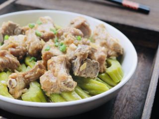 13、蒜蓉排骨蒸苦瓜,出锅撒入葱花即可享用