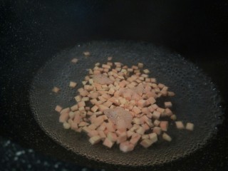 4、红薯粥,红薯丁和清水一起下锅，