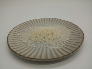 6、红薯粥,大米35克，喜欢吃浓稠一点粥的，可以再多放10克大米，淘洗干净备用