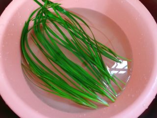 1、韭菜肉馅汤圆,韭菜用清水洗净。