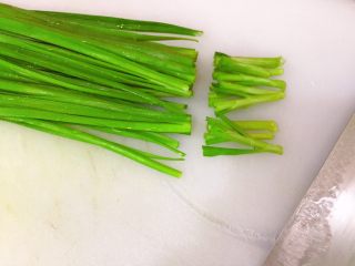 2、韭菜肉馅汤圆,切去头尾。