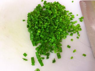 3、韭菜肉馅汤圆,再切细丁备着。