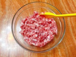 4、韭菜肉馅汤圆,准备好猪肉碎。