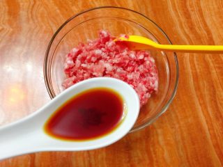 5、韭菜肉馅汤圆,加入酱油。