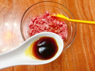 6、韭菜肉馅汤圆,加入蚝油。