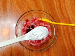 7、韭菜肉馅汤圆,加入玉米淀粉。