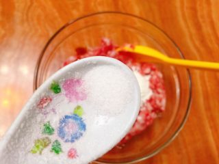 8、韭菜肉馅汤圆,加入少许盐。