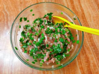 11、韭菜肉馅汤圆,搅拌均匀。盖上保鲜膜备着。放入冰箱。