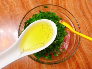 10、韭菜肉馅汤圆,淋上1汤匙花生油。