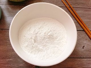 12、韭菜肉馅汤圆,开始做汤圆皮。称好糯米粉。