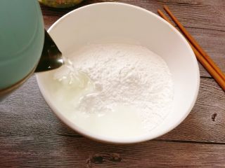 13、韭菜肉馅汤圆,加入温开水,先加一些,不要一次性加太多哦。