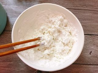 14、韭菜肉馅汤圆,一边加一边搅。