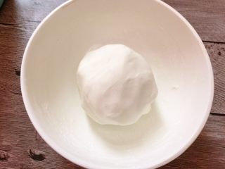 15、韭菜肉馅汤圆,直到糯米粉成团,软度不能太硬也不能太软。不粘手就可以。