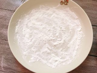 16、韭菜肉馅汤圆,盘中抹些粉。