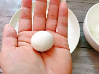 17、韭菜肉馅汤圆,取一小块糯米团,搓成圆状。