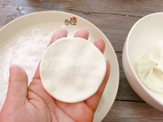 18、韭菜肉馅汤圆,用手捏开。