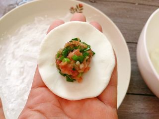 19、韭菜肉馅汤圆,取韭菜肉馅放在中间。