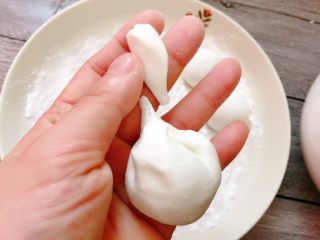 20、韭菜肉馅汤圆,收口。轻轻搓圆。