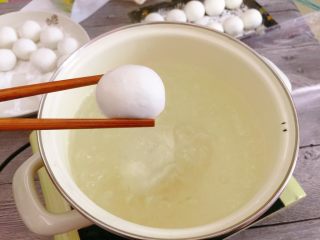 22、韭菜肉馅汤圆,锅中煮开水,把汤圆一个一个放入。