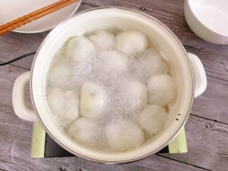 23、韭菜肉馅汤圆,煮至全部浮起熟透即可。