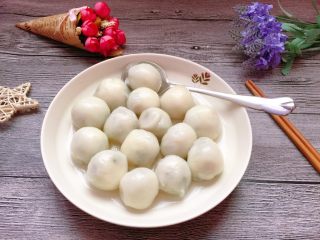 24、韭菜肉馅汤圆,捞出就可以吃了。