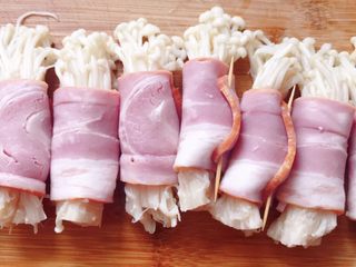 7、培根卷金针菇,卷好之后用牙签固定起来