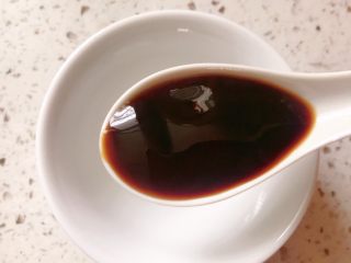 8、培根卷金针菇,调制酱料：倒一调羹蚝油