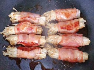 14、培根卷金针菇,煎好之后倒入酱汁，不停的翻面，入味之后开大火收汁