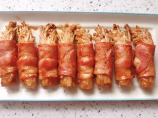 15、培根卷金针菇,汤汁收完就可以出锅了