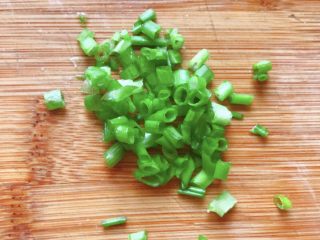 16、培根卷金针菇,香葱切碎