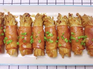 17、培根卷金针菇,撒上