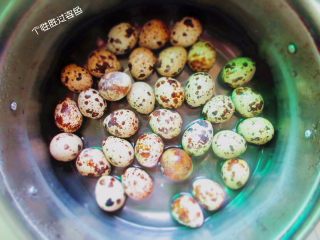 2、砂锅千张,鹌鹑蛋放入锅内煮熟，然后剥壳待用