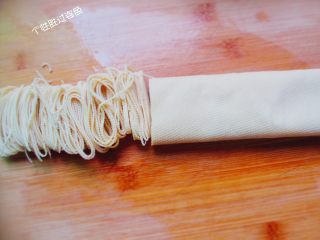 3、砂锅千张,千张卷起来，如图一样，用刀切成细丝