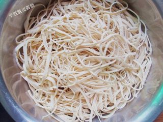 4、砂锅千张,切好的细丝，用盐水清洗一下
