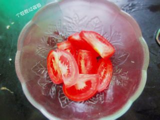 6、砂锅千张,西红柿切成块，作为底汤的调味，具有提鲜的作用