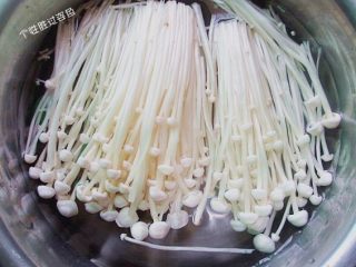 7、砂锅千张,金针菇洗干净切去根，洗干净待用