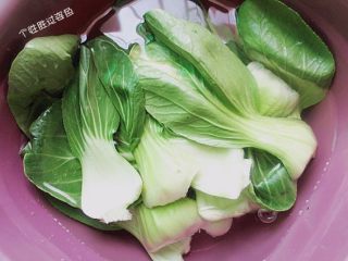 8、砂锅千张,上海青一个个掰开，放入盐水中浸泡十分钟，这样可以把青菜洗干净，解决农药残留