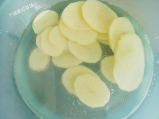 9、砂锅千张,土豆去皮，切成片，放入水里防止氧化
