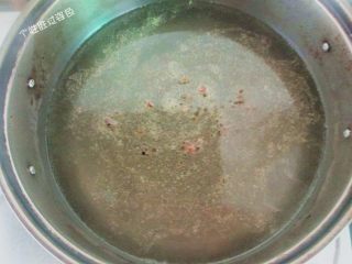 11、砂锅千张,昨天熬好的骨头汤，把骨头卯水，加葱姜大量水，放入高压锅里炖煮，骨头汤就做好了。