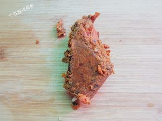 12、砂锅千张,四川牛油火锅底料一块，我喜欢吃这种川味的，感觉比较有味