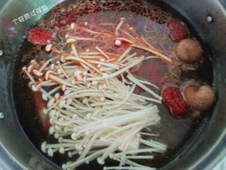 13、砂锅千张,骨头汤煮开后，加入干桂圆、红枣、金针菇、番茄、火锅底料