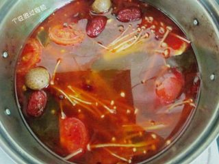 14、砂锅千张,大火煮开，转小火熬出香味，咱们的底汤就做好了