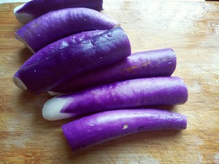 2、肉末茄子,将茄子去根，洗干净，切段。