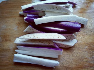 3、肉末茄子,再切条，一段茄子切4个长条。如图