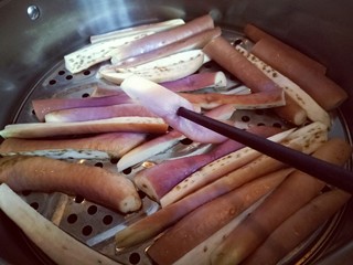5、肉末茄子,可以用筷子扎一下来辨别茄子是否蒸透。