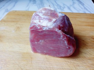 6、肉末茄子,里脊肉，好漂亮呀！(^_^) 将里脊肉洗干净。