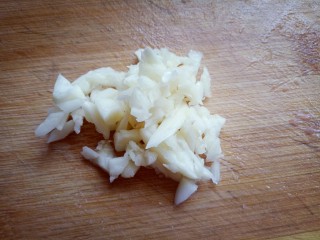 9、肉末茄子,蒜去皮切碎。